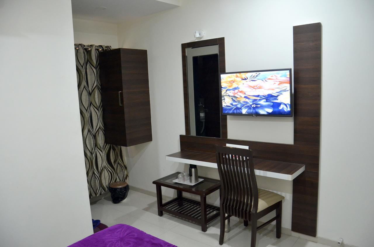 Hotel Janta Inn Surat Exterior photo