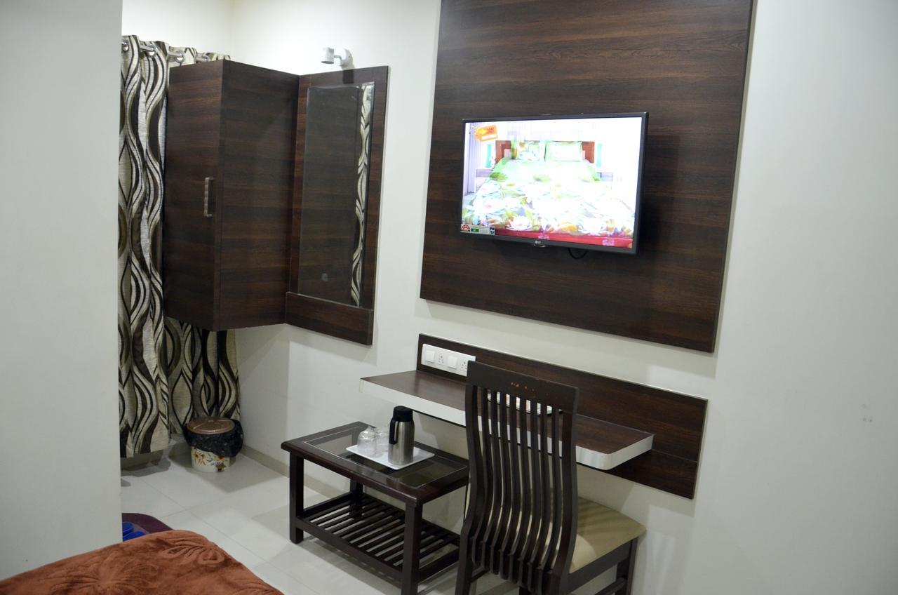 Hotel Janta Inn Surat Exterior photo