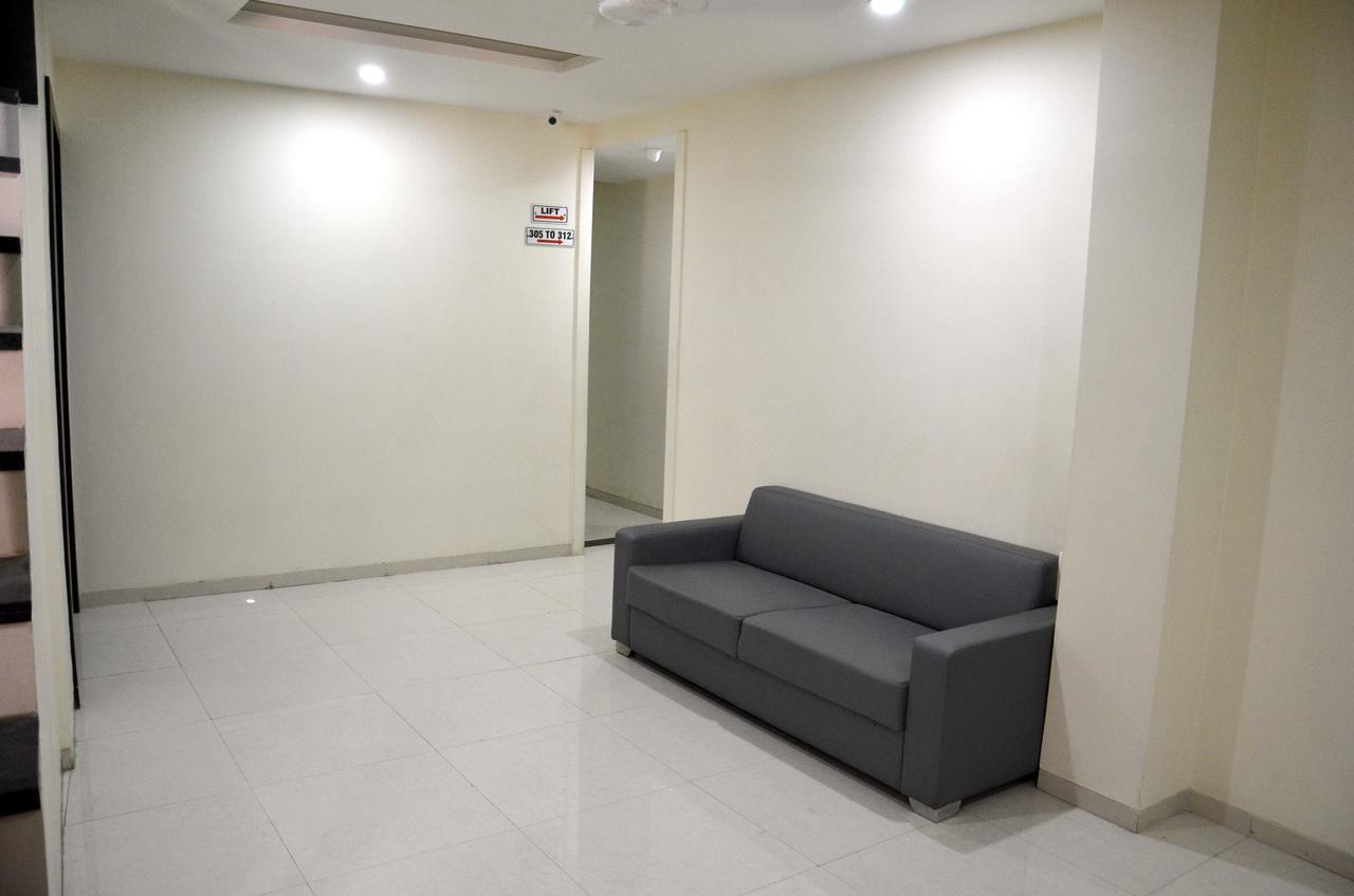 Hotel Janta Inn Surat Exterior photo